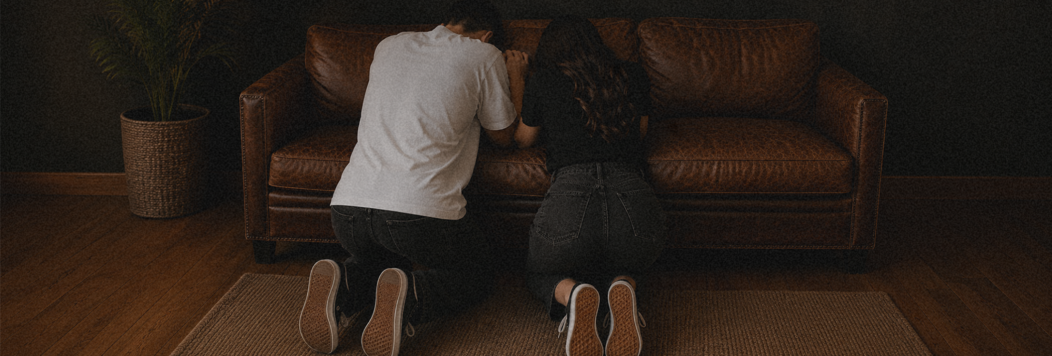 Casal orando juntos